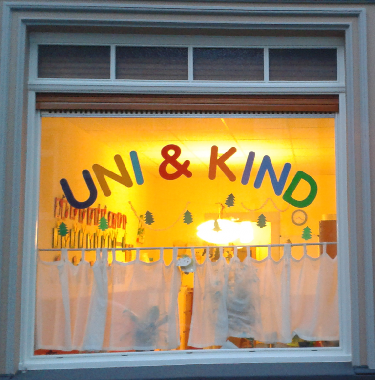 Fenster von Uni und Kind